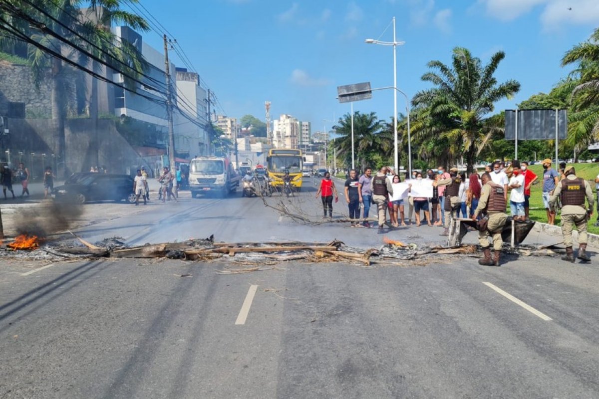 Grupo protesta contra prisão de barbeiro no bairro de Santa Cruz, em Salvador