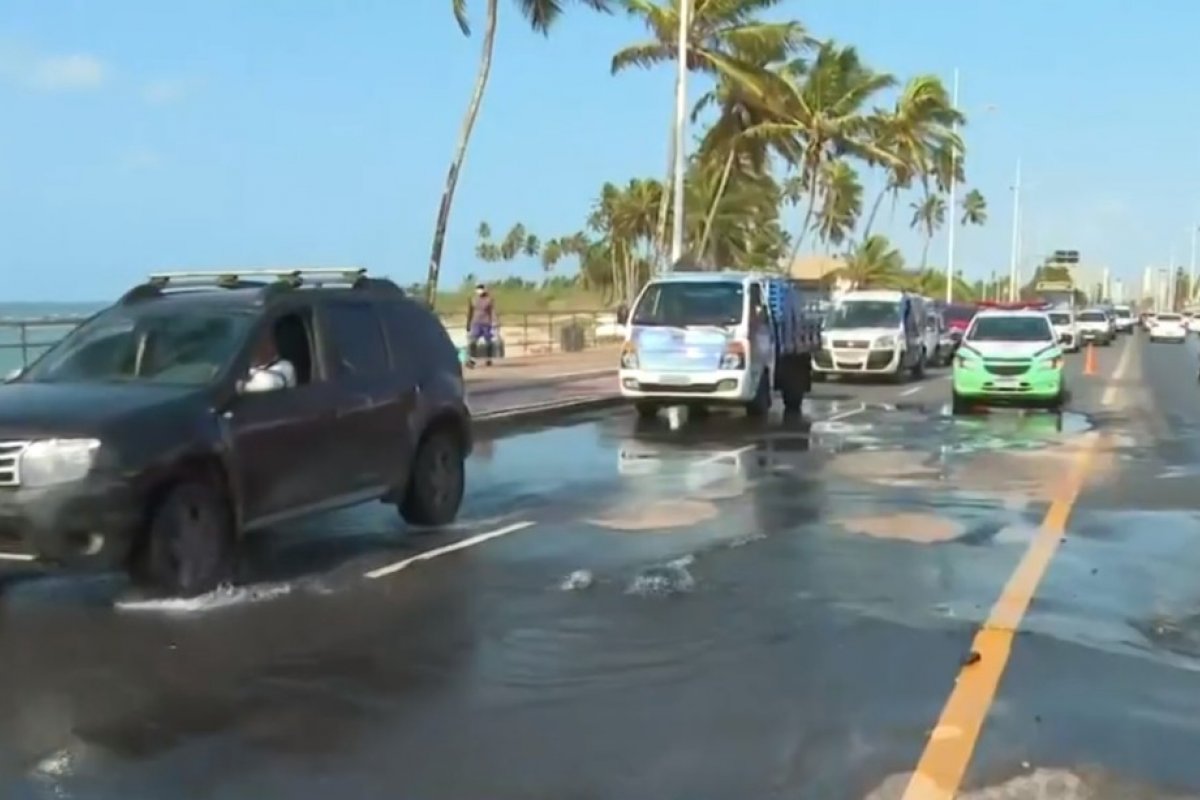 Rompimento de adutora causa vazamento de água e rompe asfalto na Avenida Octávio Mangabeira, em Salvador