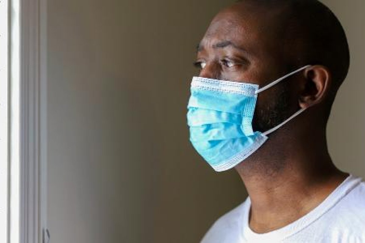 Risco de morte por covid é maior entre negros, mesmo no topo da pirâmide social, diz estudo