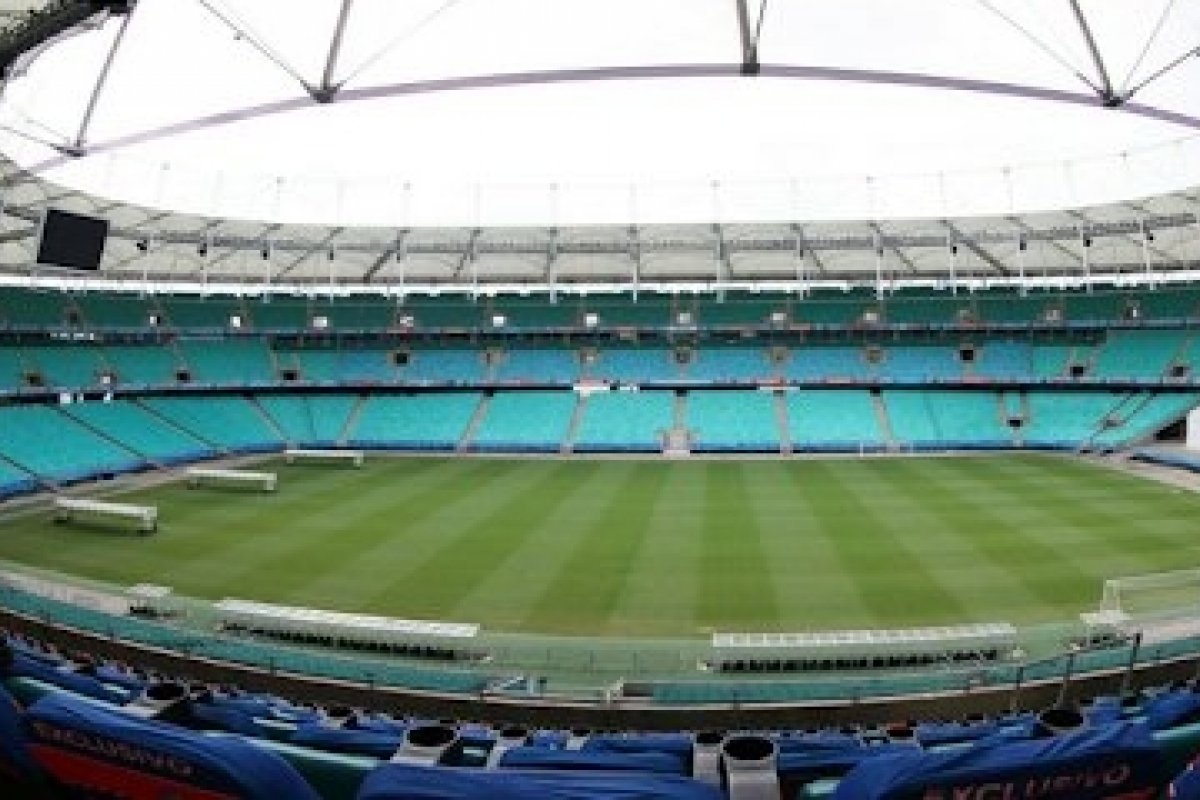 Volta do público aos estádios será com torcedores totalmente imunizados, afirma Rui Costa