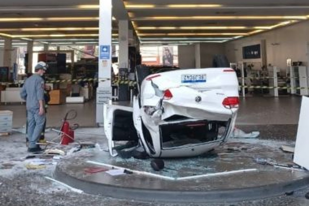 Carro cai do terceiro andar de concessionária e atinge duas mulheres