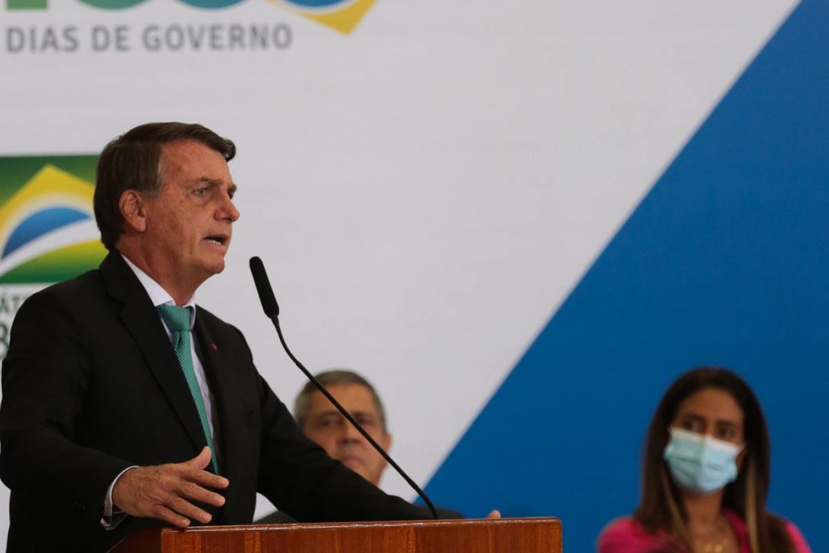Bolsonaro assina decreto que muda critério de seleção dos clubes da Timemania