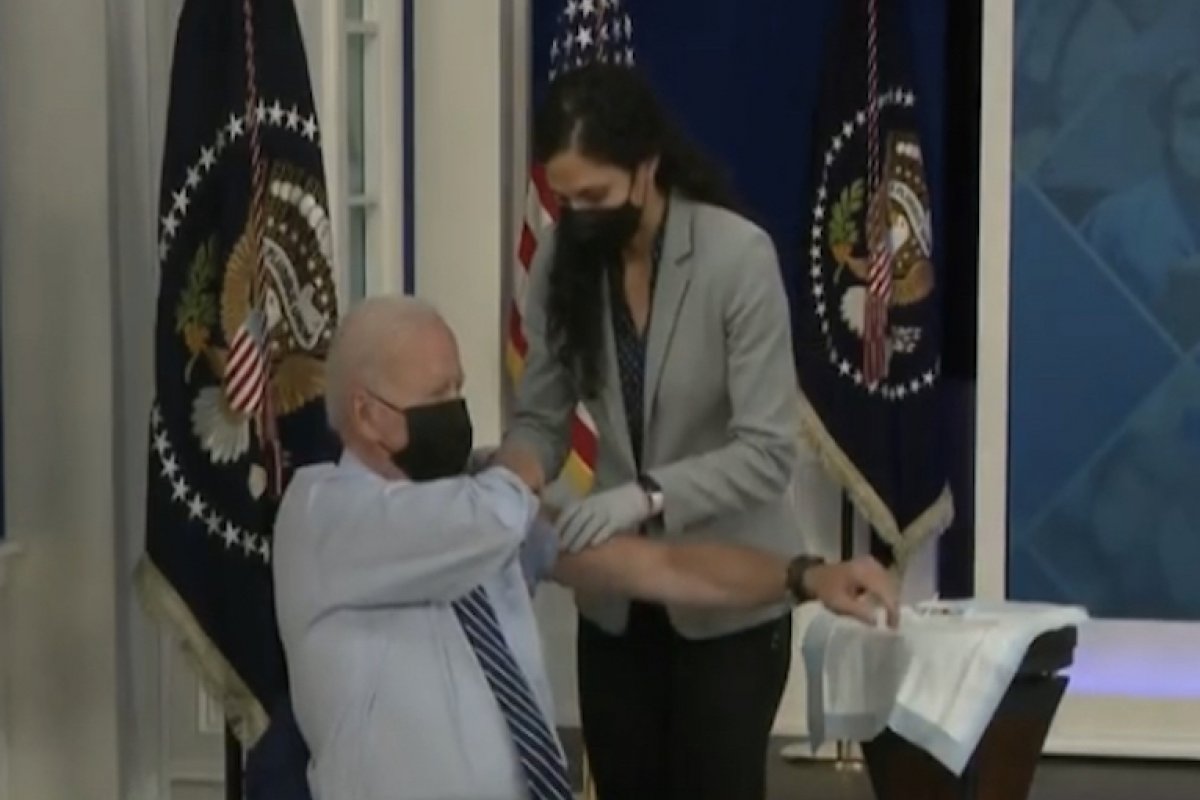 Biden recebe 3ª aplicação de vacina contra Covid-19