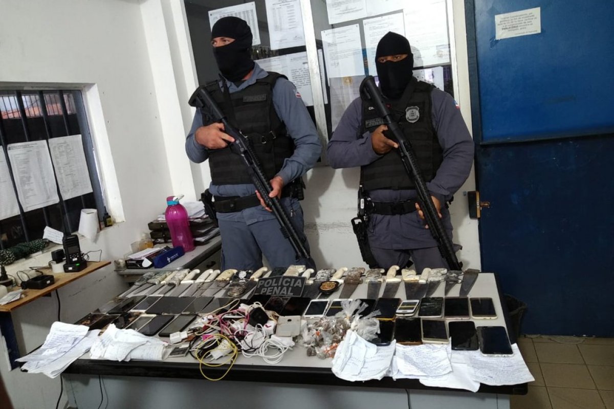 Facas, celulares e drogas são apreendidas durante revista em celas do Complexo da Mata Escura