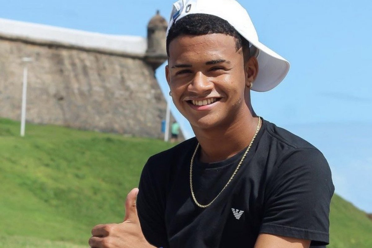 Humorista e Digital Influencer Tiago Souza lança hit com banda O Maestro