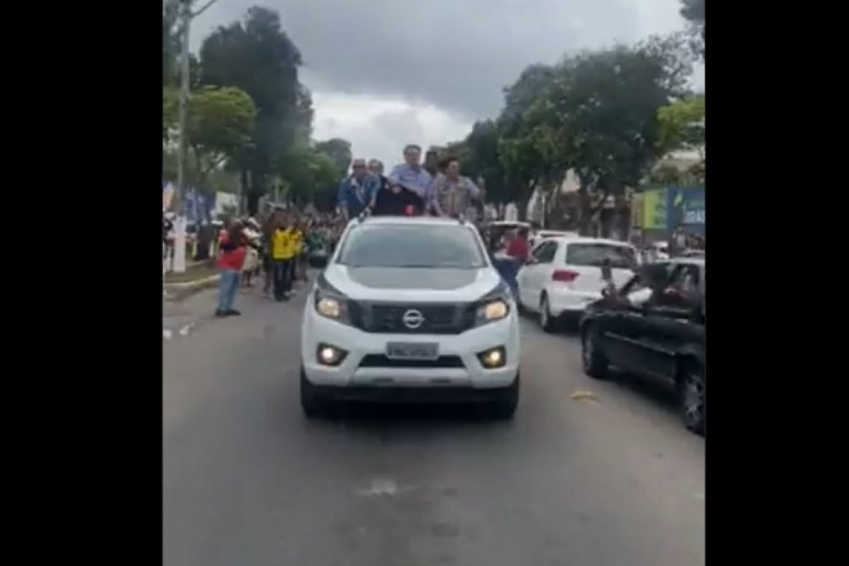 Vídeo: Bolsonaro desfila por Teixeira de Freitas em carro aberto