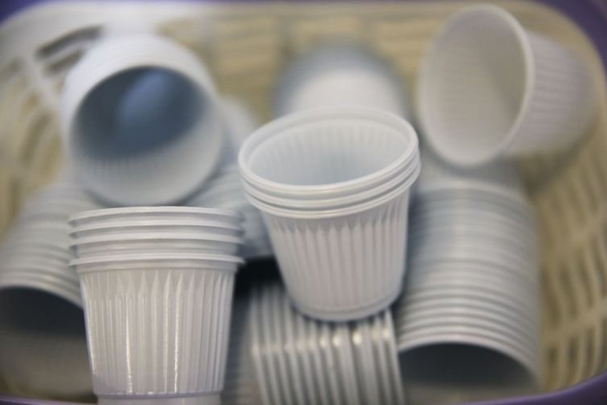 O uso consciente do copo plástico é uma atitude que ajuda a preservar o meio ambiente