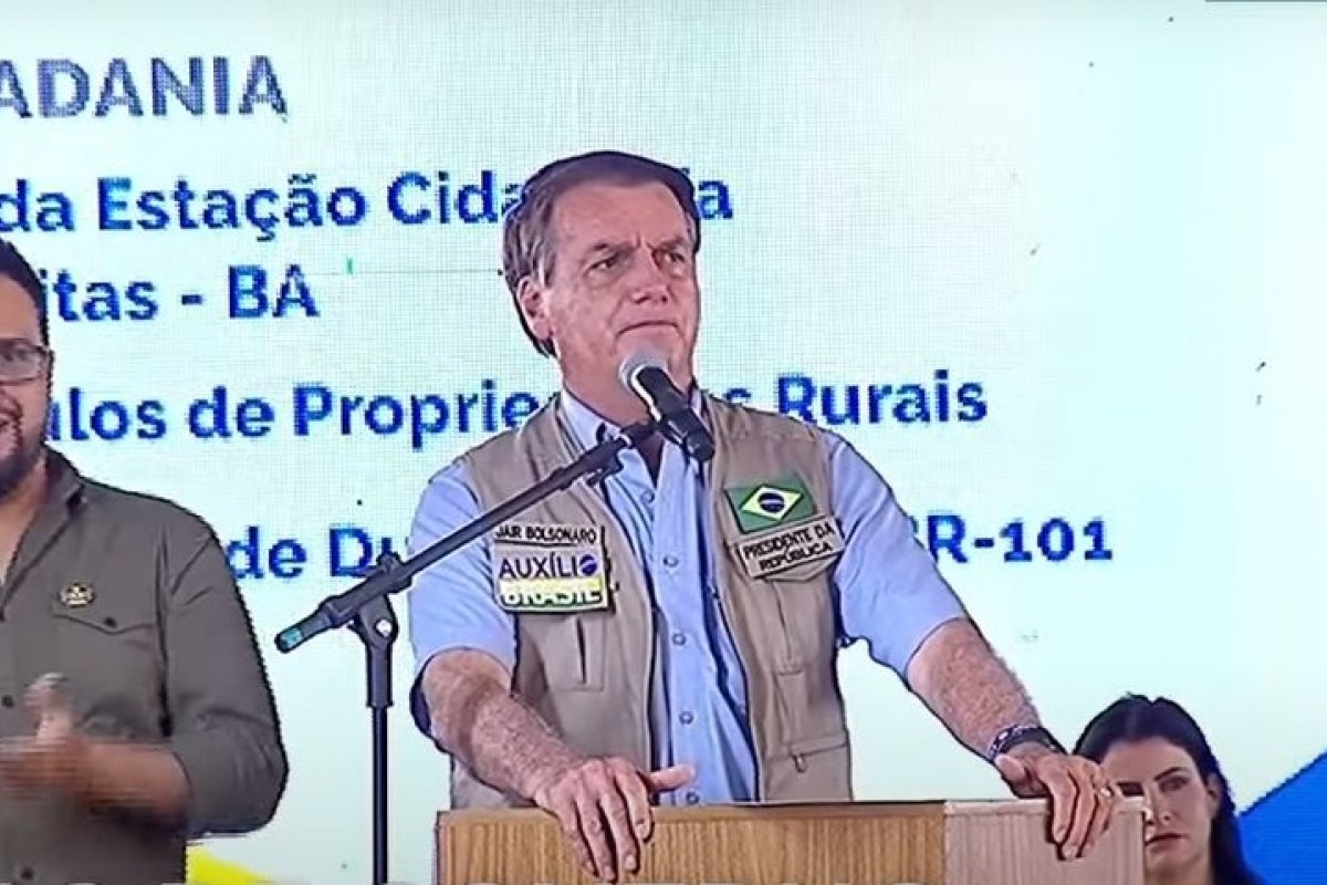 Na Bahia, Bolsonaro coloca "Deus acima de tudo" e é ovacionado
