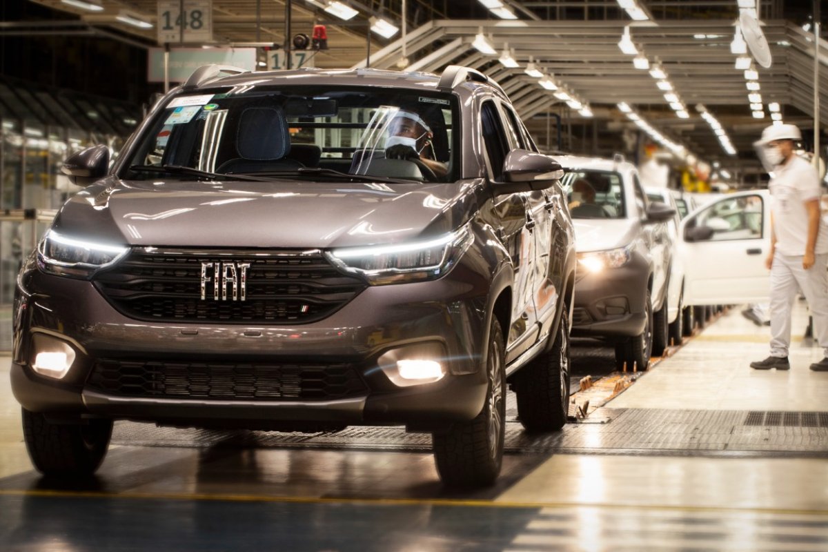 Fiat suspende contratos de 1,8 mil funcionários por três meses em MG