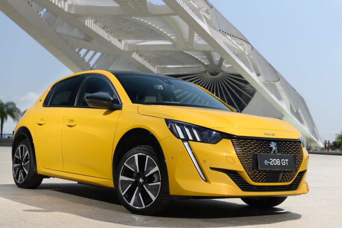 Peugeot lança primeiro modelo elétrico no país: e-208 GT