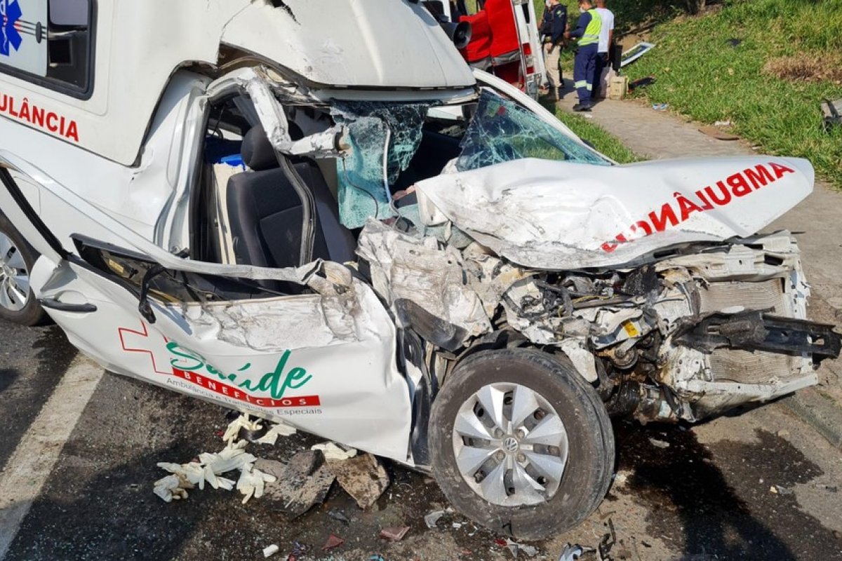 Acidente entre van e ambulância deixa feridos na BR-324, em Salvador