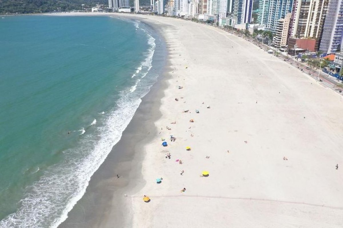 Prefeitura de Balneário Camboriú libera trecho de nova faixa de areia da Praia Central