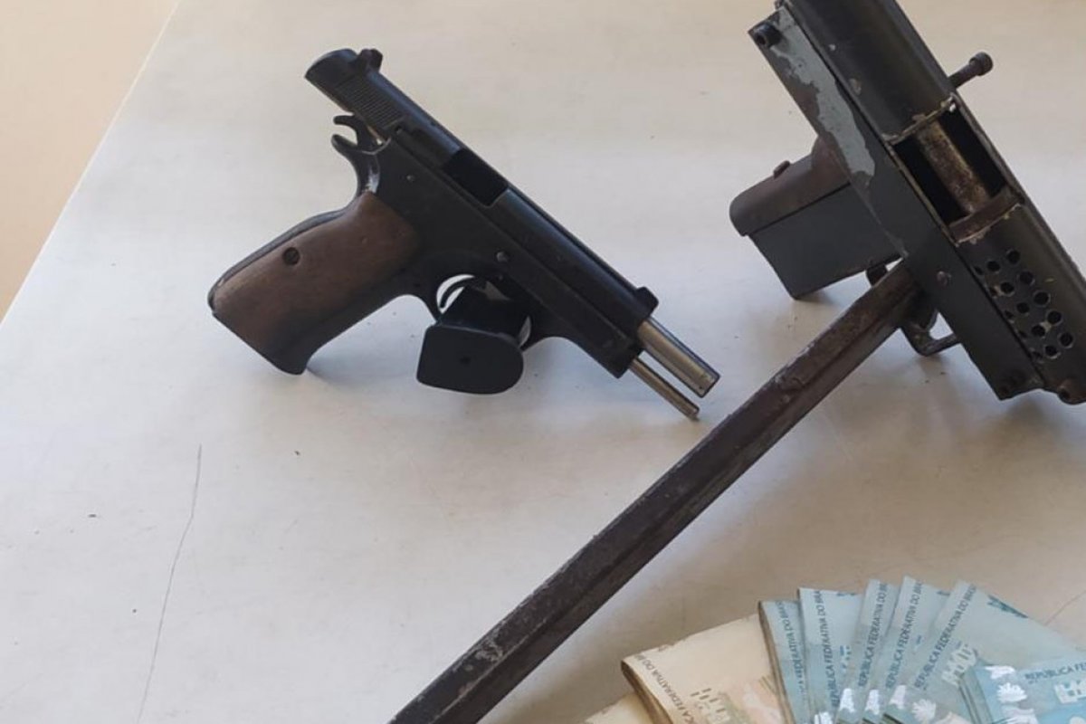 Preso suspeito de tráfico de drogas com submetralhadora e R$ 8 mil na Bahia