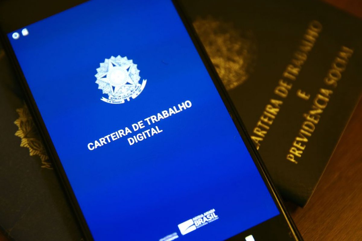 Brasil cria mais de 372 mil empregos com carteira assinada em agosto