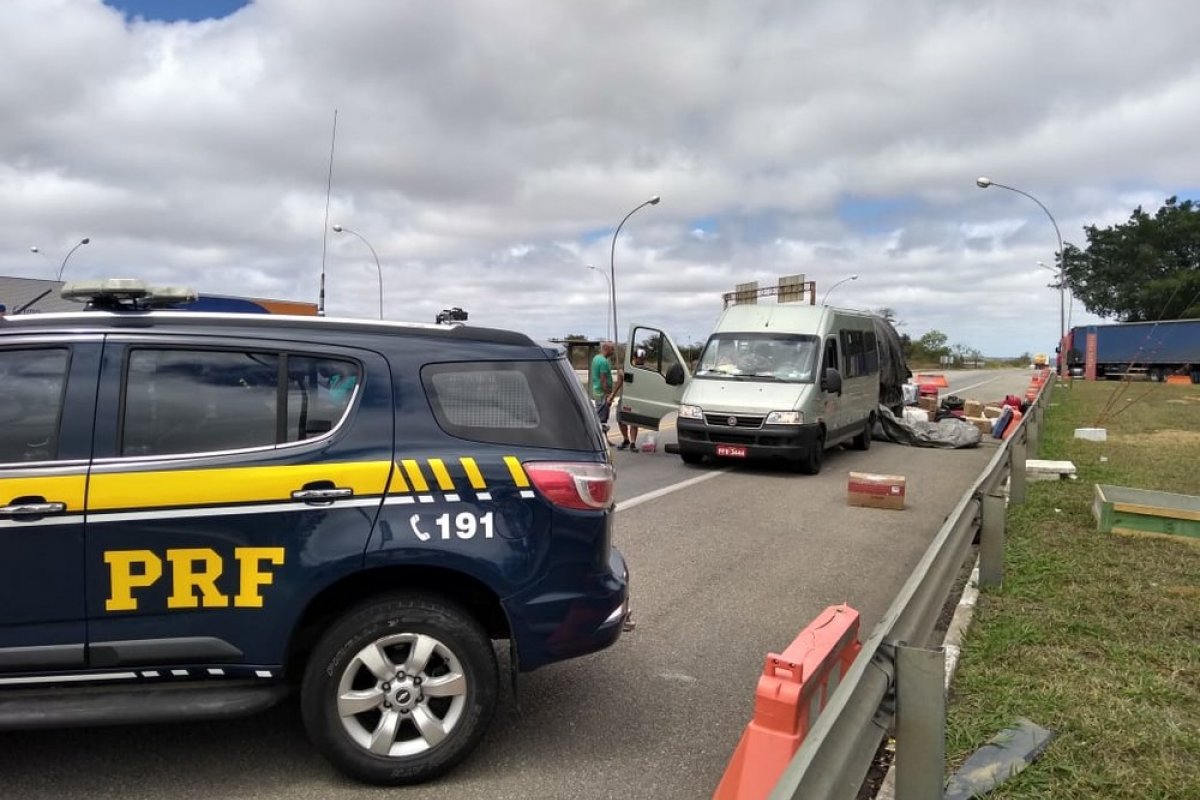Homens são presos com 60 kg de drogas, arma e munições em van na Bahia