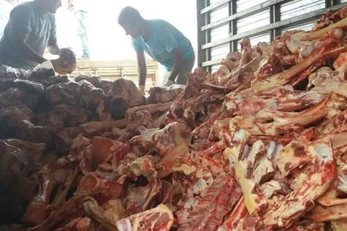 Fome: moradores do RJ recorrem a ossos e carnes rejeitadas por supermercados
