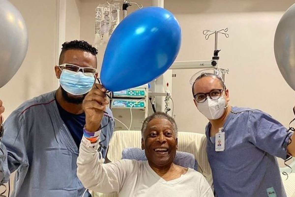 Após quase um mês internado, Pelé deve receber alta nesta quinta (30)
