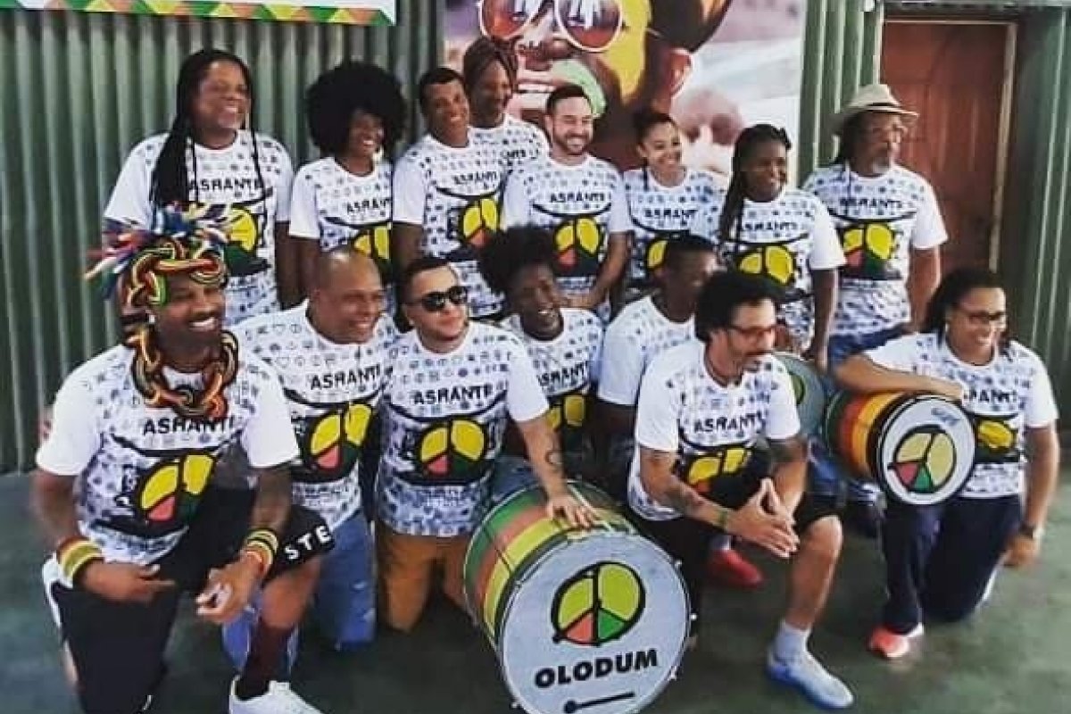 Olodum de malas prontas para a África Ocidental
