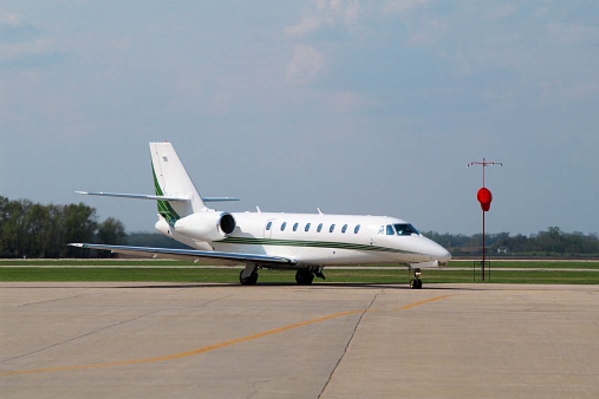 Avião faz pouso forçado após criança tentar abrir saída de emergência