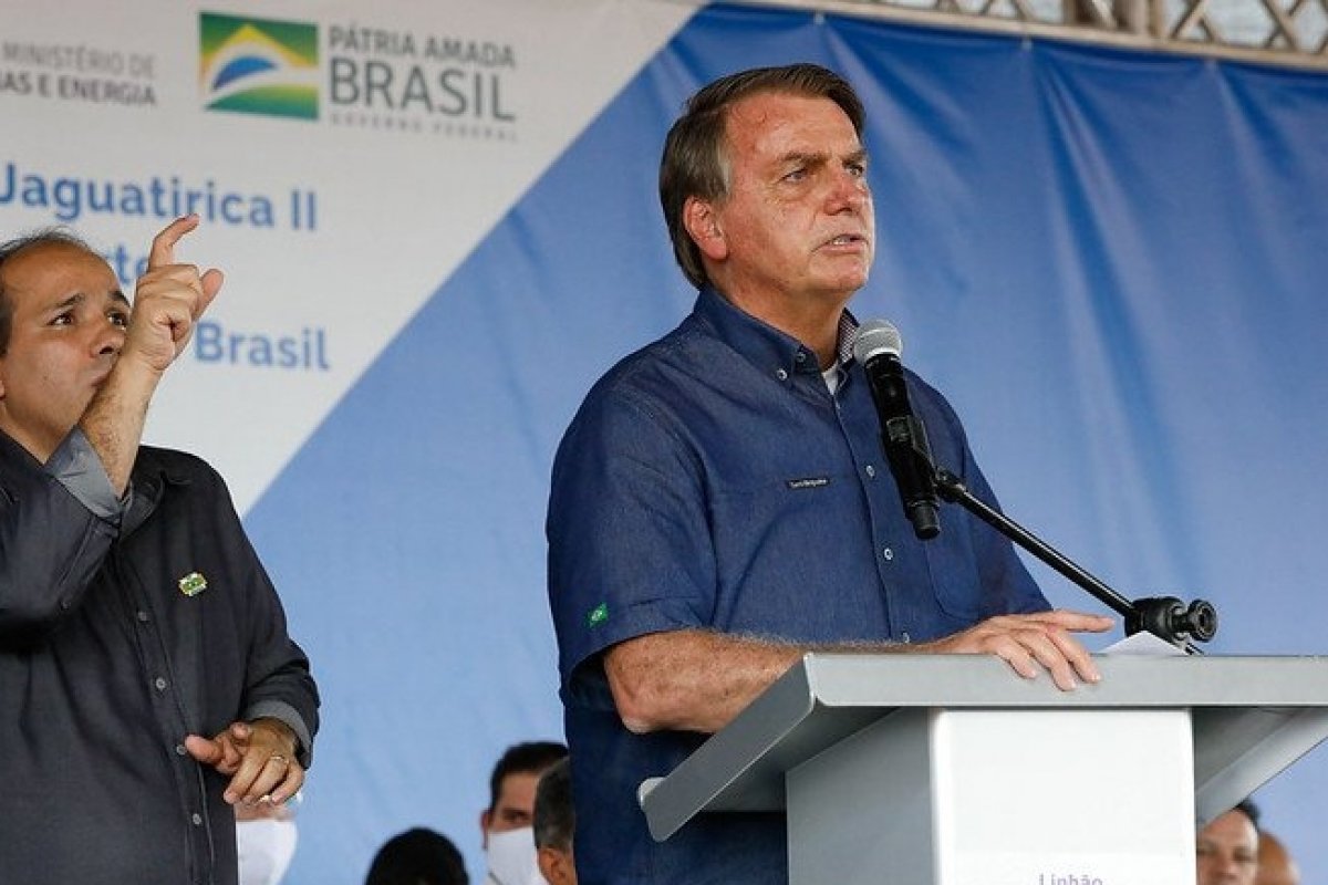Bolsonaro diz que preço do gás de cozinha cairia pela metade com venda direta