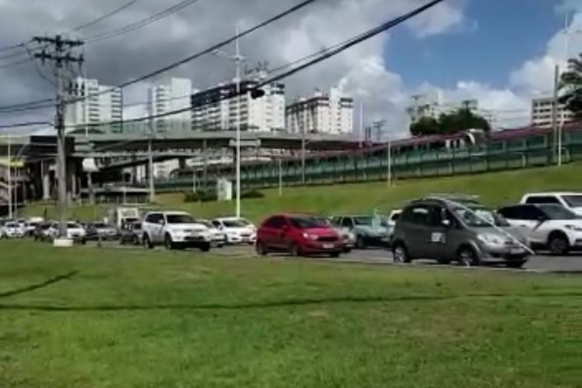Blitz causa congestionamento na Avenida Paralela