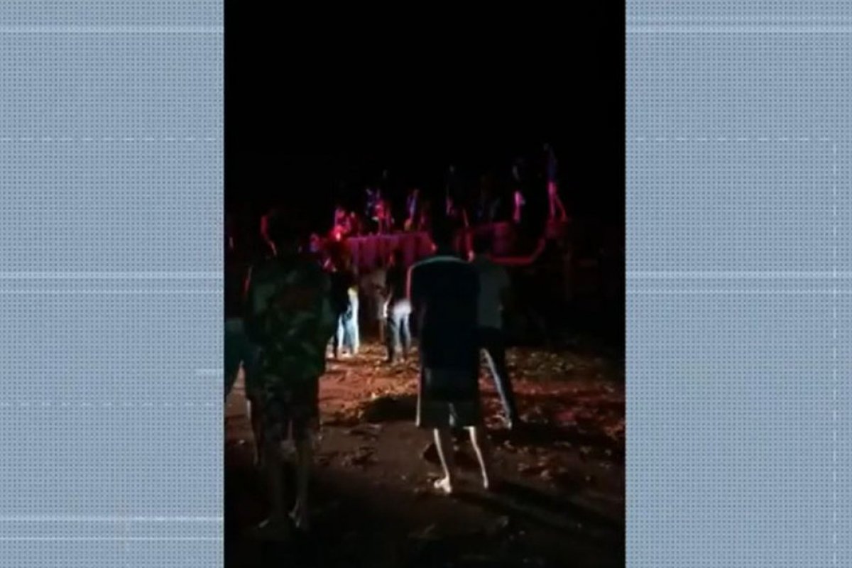 Sobe para 12 nº de mortos em acidente entre ônibus, van e caminhão que transportava eucalipto na BR-101, no sul da Bahia