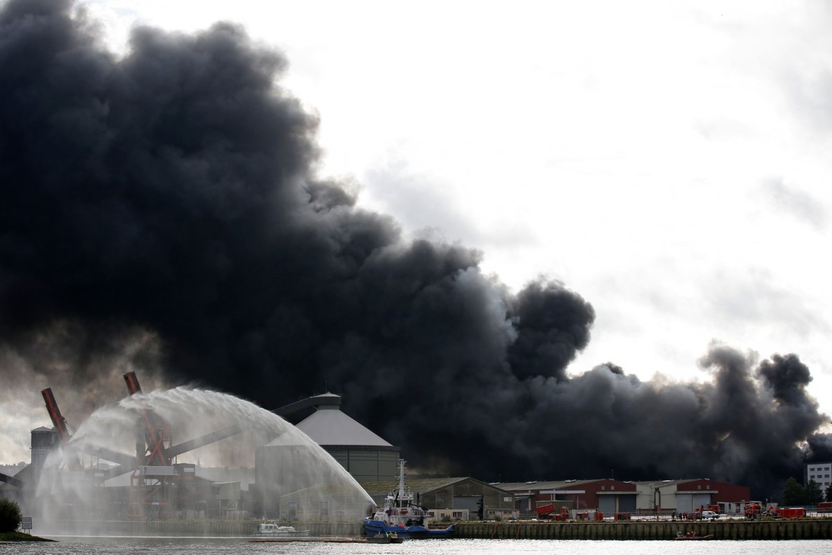 Na França, incêndio atinge indústria química em Rouen