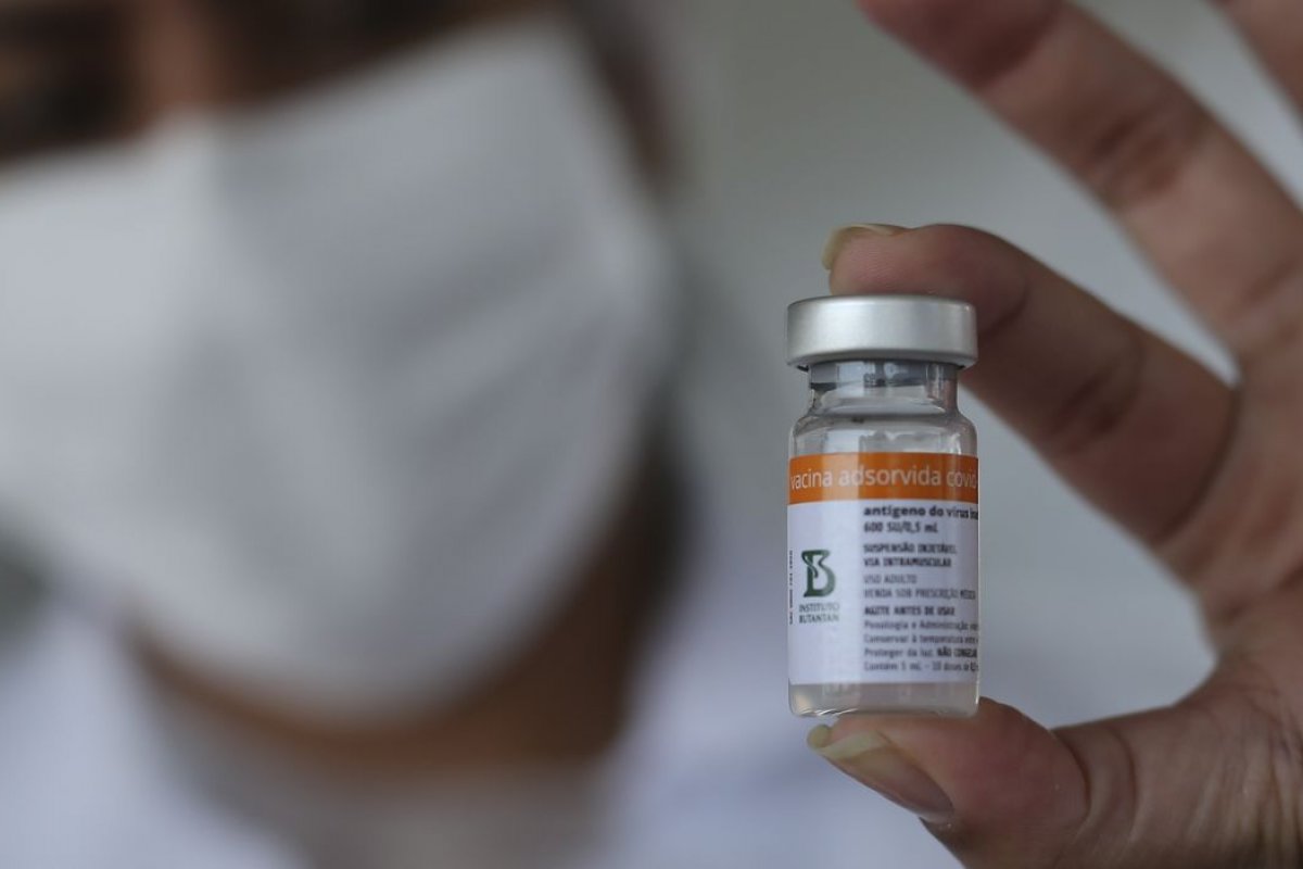 Metade das doses interditadas da CoronaVac distribuídas na Bahia já foram recolhidas, diz Sesab