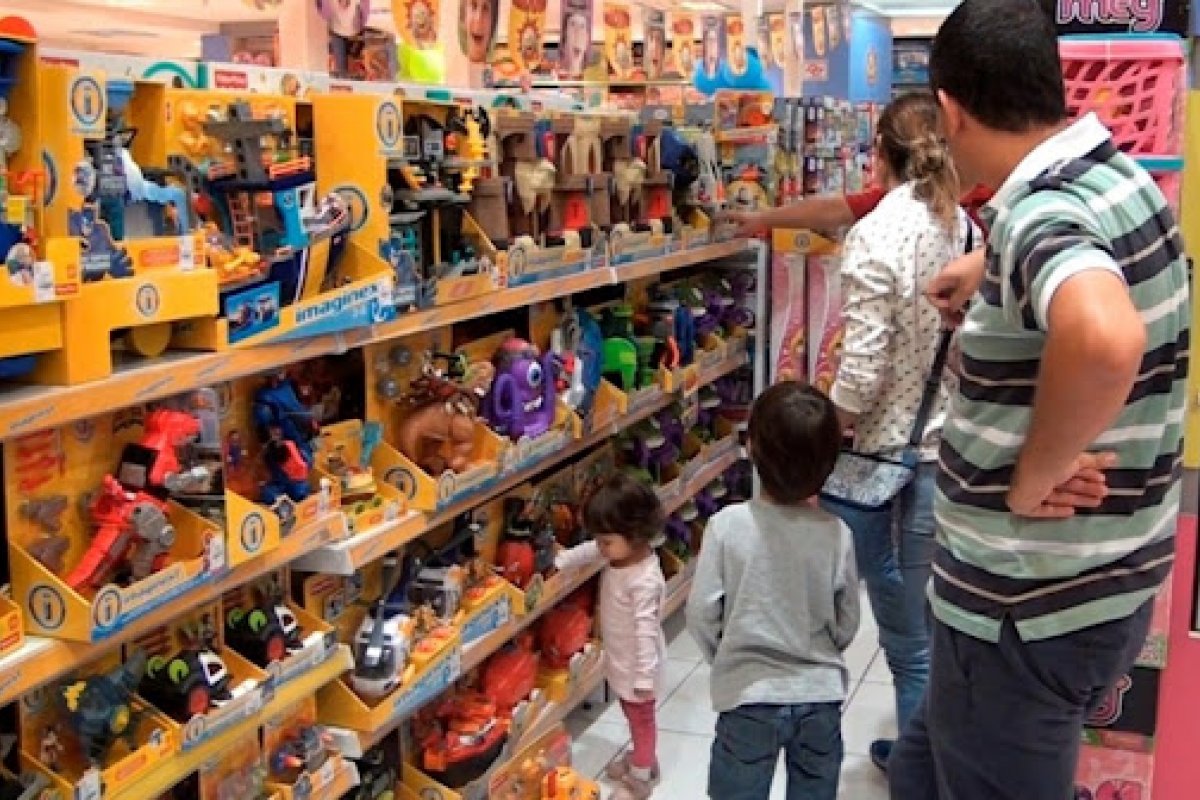Pesquisa da CNDL e SPC Brasil aponta que 72% dos brasileiros devem ir às compras no Dia das Crianças
