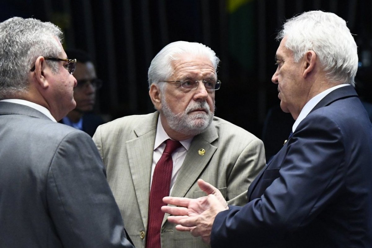 Otto, Coronel e Wagner votam a favor de PL da improbidade