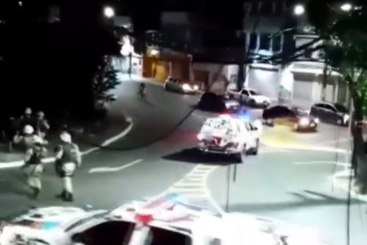 Suspeito de assalto é baleado em troca de tiros com a polícia no bairro do Doron, em Salvador