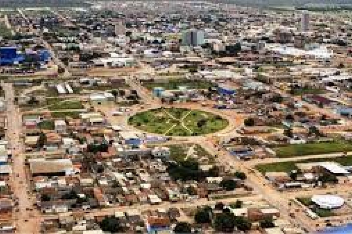 Mulher fica ferida após máquina carregadeira atingir lanchonete em Luís Eduardo Magalhães