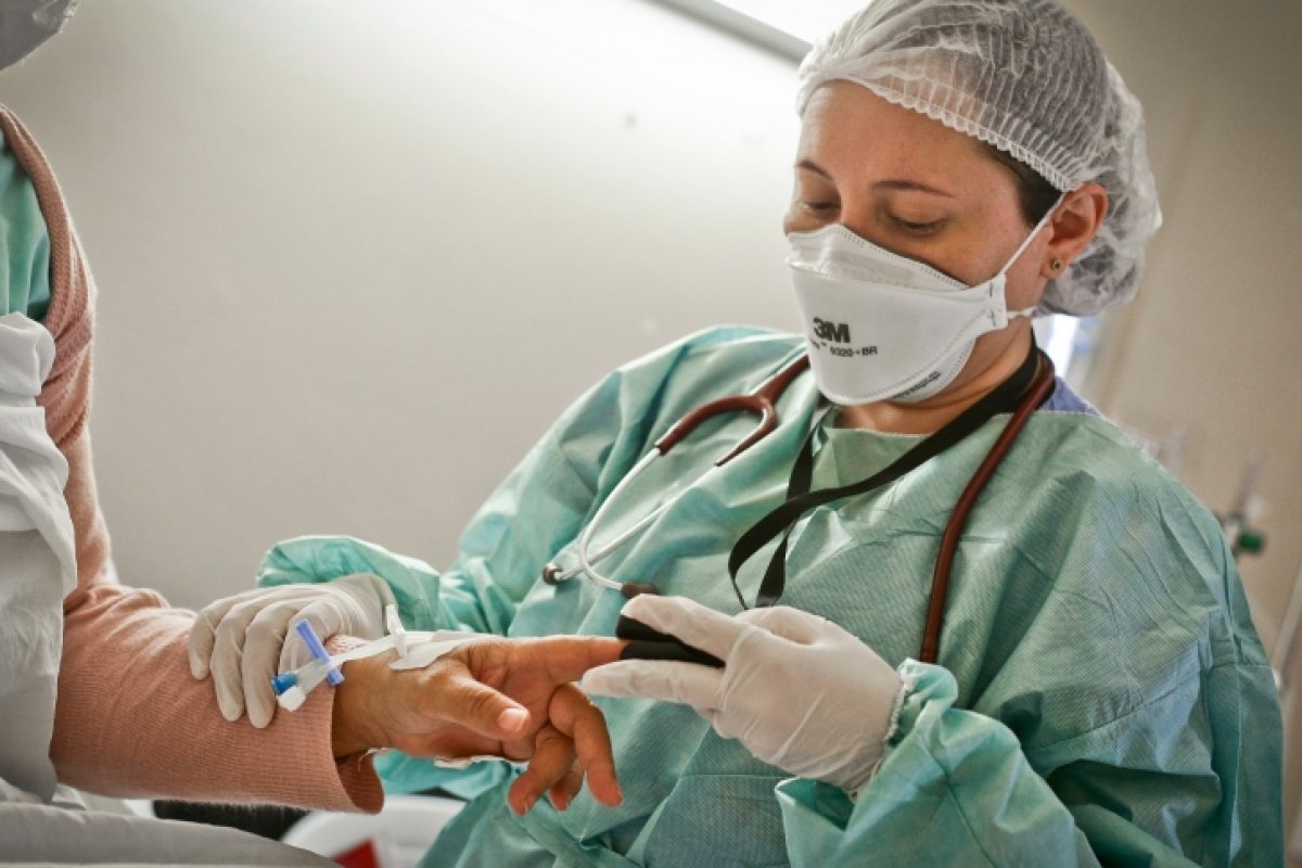 Brasil estabiliza índice mais baixo de casos de síndrome respiratória grave da pandemia, diz Fiocruz