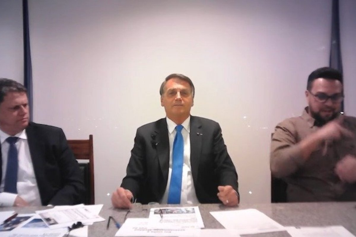 "Não eram suficientes uma ou duas doses? a terceira tem que ser de graça", diz Bolsonaro sobre as vacinas contra Covid-19