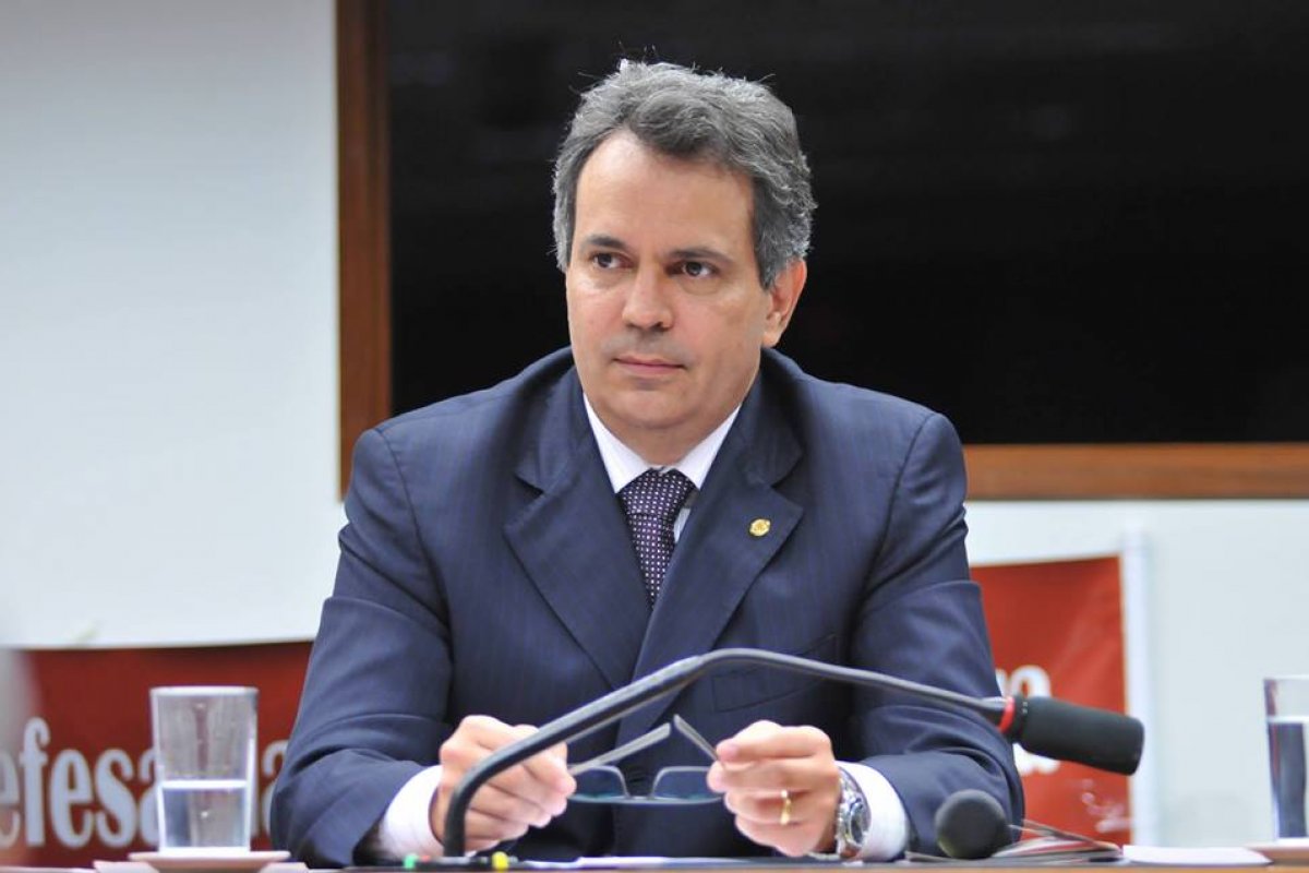 Presidente do PDT ameaça expulsar deputados aliados de Rui