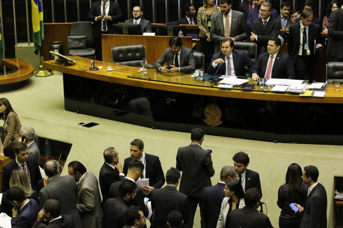 Congresso promulga PEC que dá sinal verde para megaleilão do pré-sal