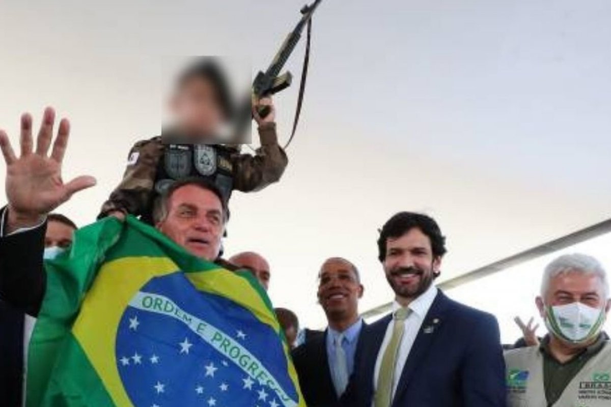 Bolsonaro é criticado por pediatras por foto de criança com fuzil de brinquedo