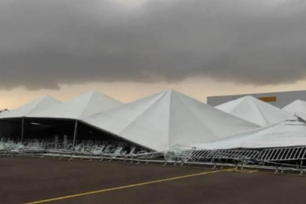 Chuva forte e ventos de 95 km/h derrubam palanque que receberia Bolsonaro