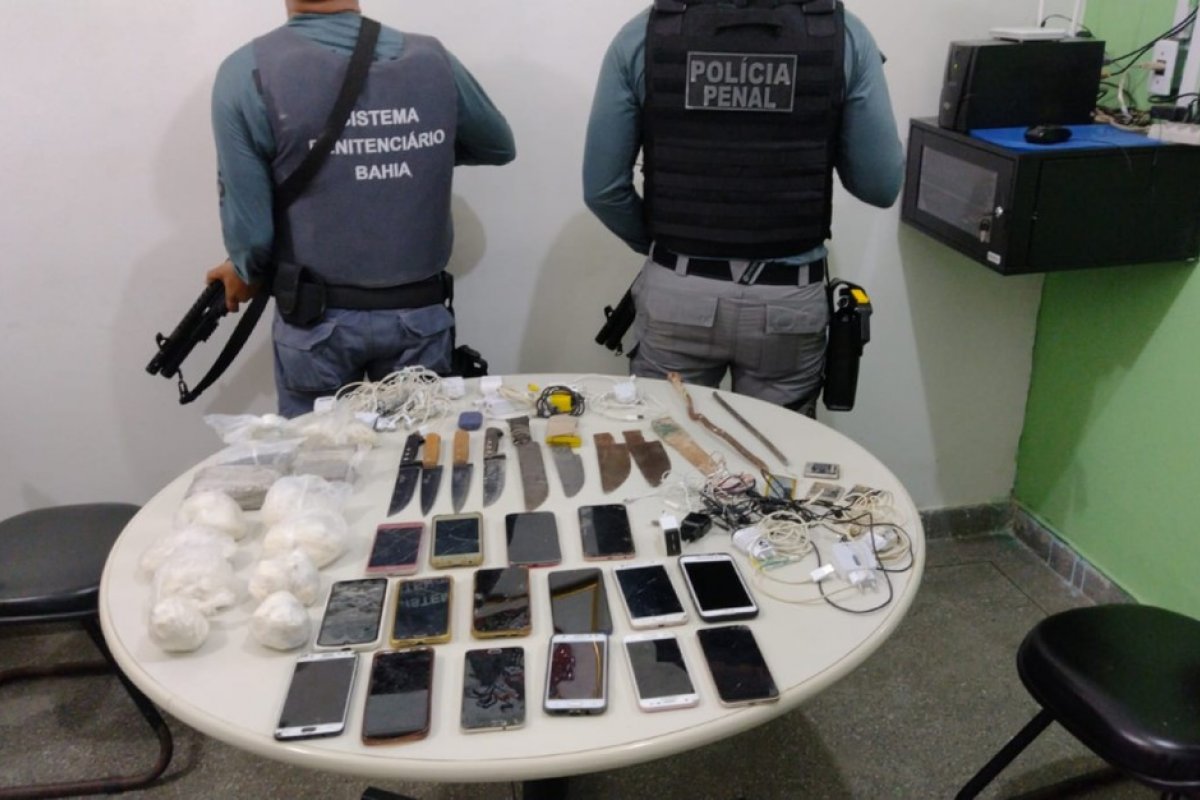 Polícia Penal apreende facas, drogas e celulares na Colônia Penal de Simões Filho
