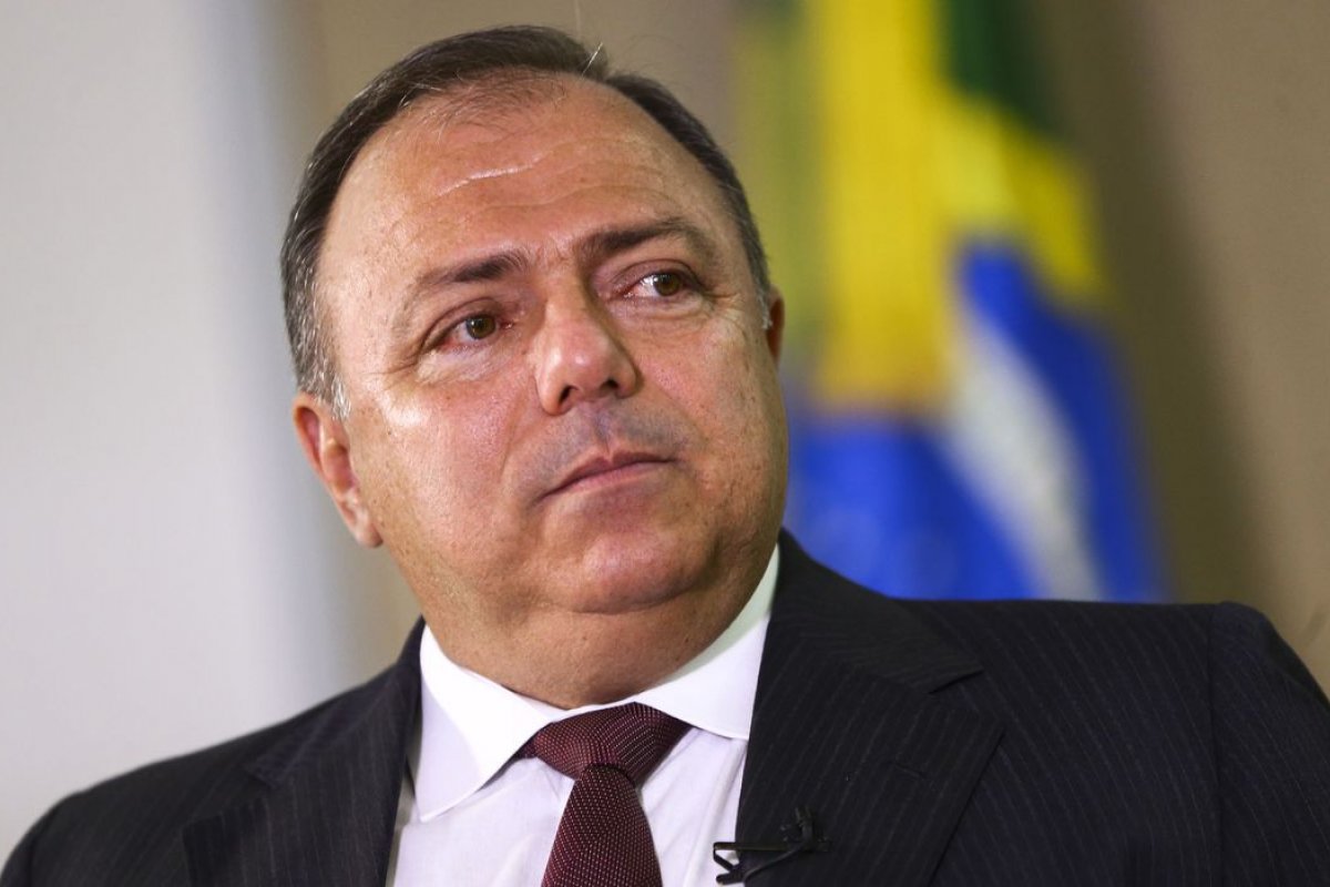 Eduardo Pazuello perde cargo de secretário e vira assessor no governo federal
