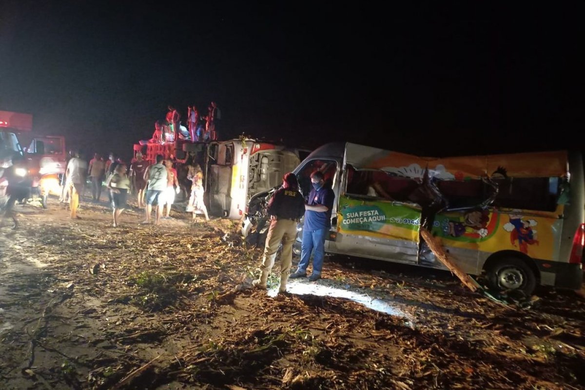 Vídeo mostra momento do acidente que deixou 12 mortos no sul da Bahia; veja