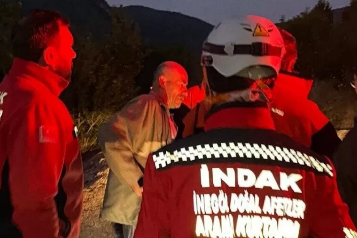 Homem bêbado se junta a amigos na busca por ele mesmo