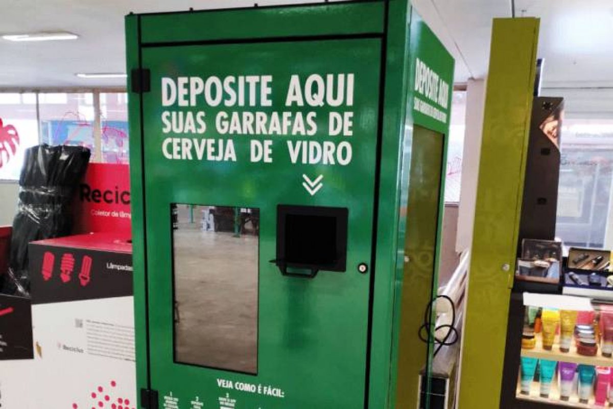 Empresa cria máquina reciclável que dá dinheiro para quem descarta garrafas de vidro