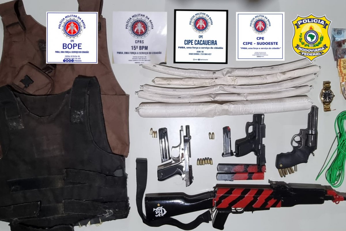 Bahia: PM apreende carabina, explosivos e pistolas com assaltantes de banco em Camacã