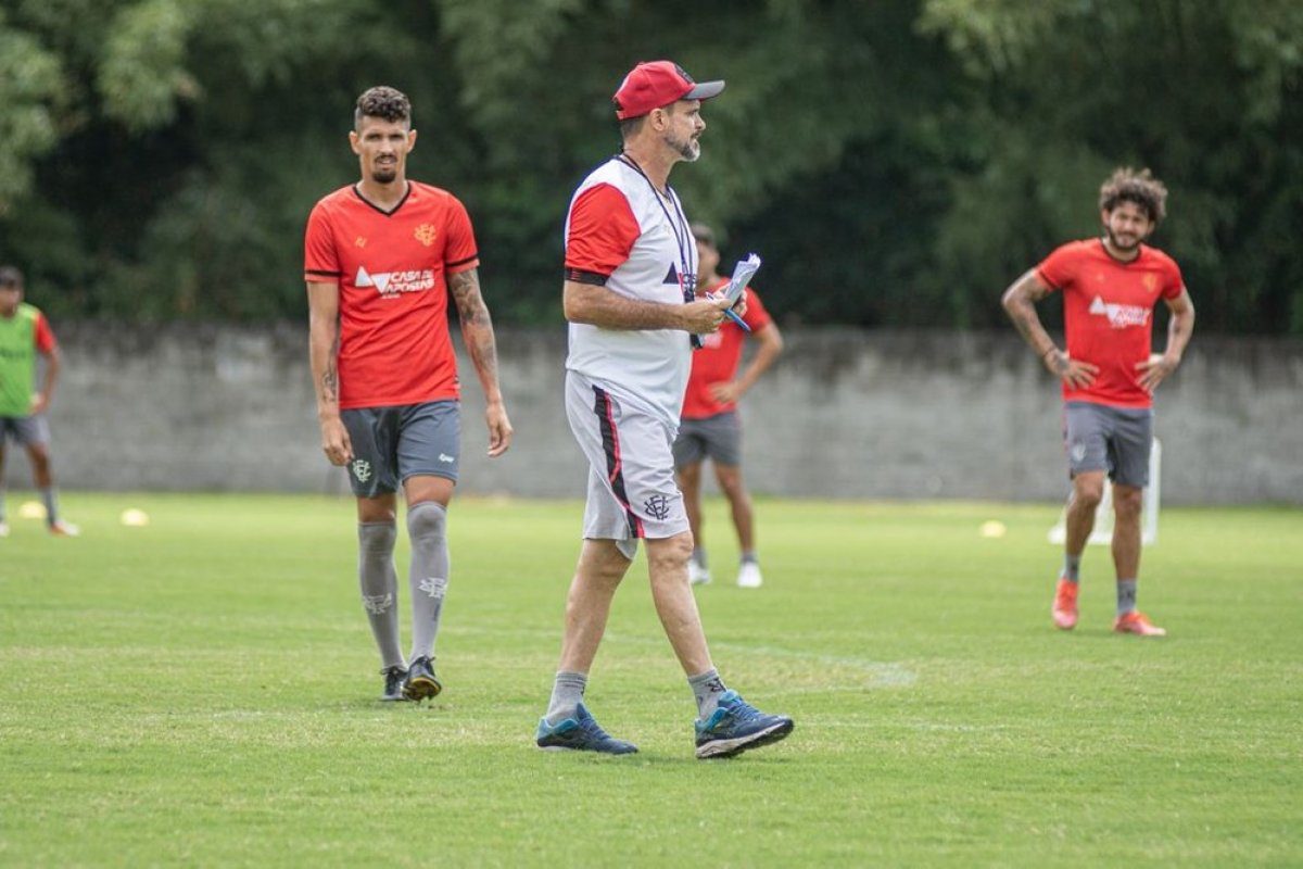 Com a corda no pescoço, Vitória tenta se manter vivo na Série B diante do Goiás