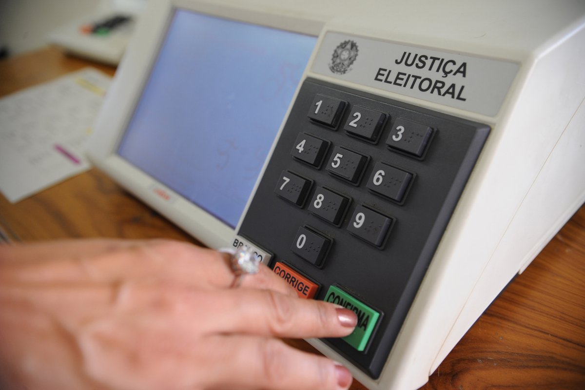 Eleitores de 19 cidades brasileiras escolhem novos prefeitos e vices neste domingo (3)