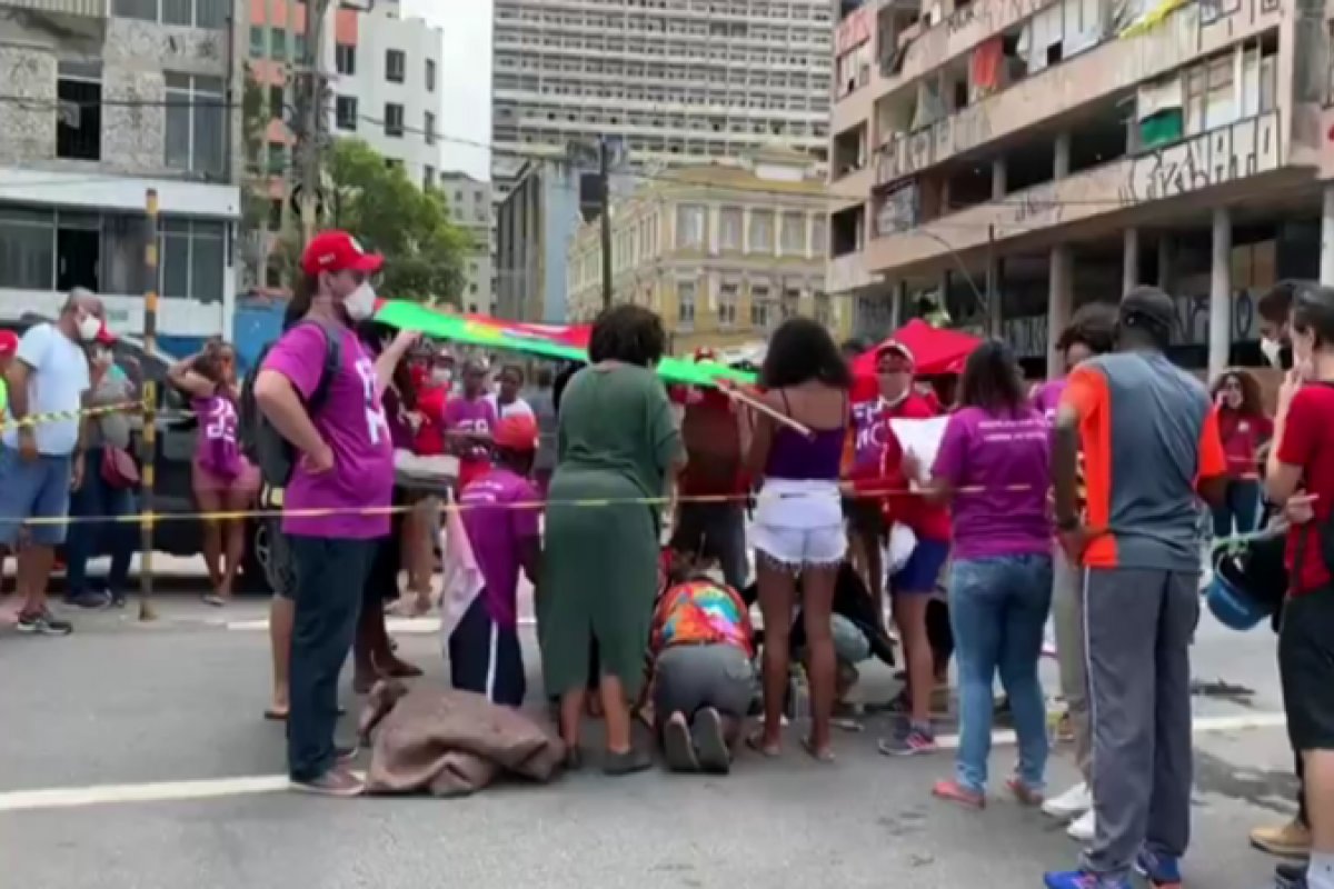 Motorista que atropelou manifestante no Recife diz que fugiu por medo de ser espancado