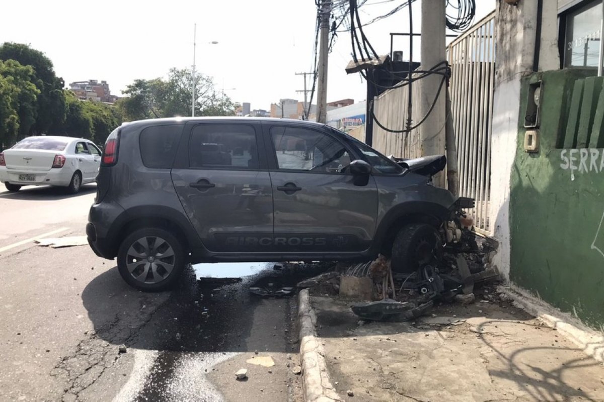 Motorista perde controle da direção e veículo bate em poste na madrugada deste domingo (3), em Salvador