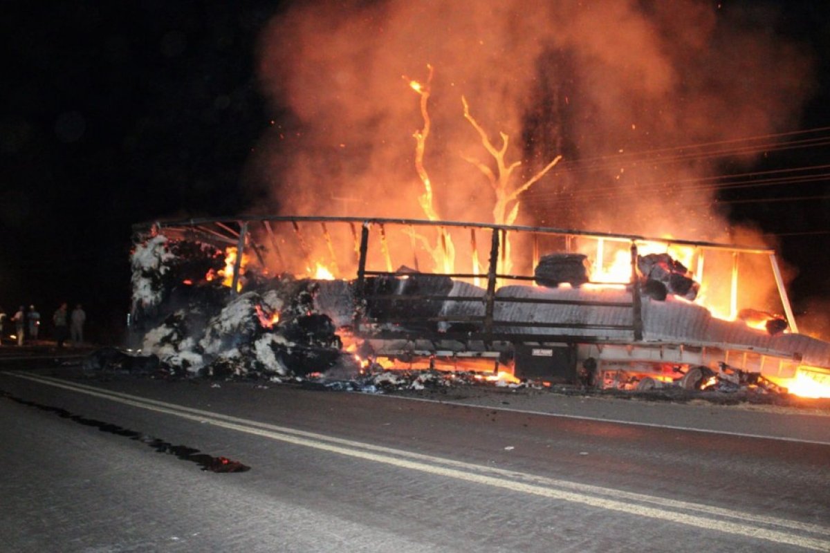 Bahia: Caminhão carregado de algodão pega fogo após batida no município de Luís Eduardo Magalhães