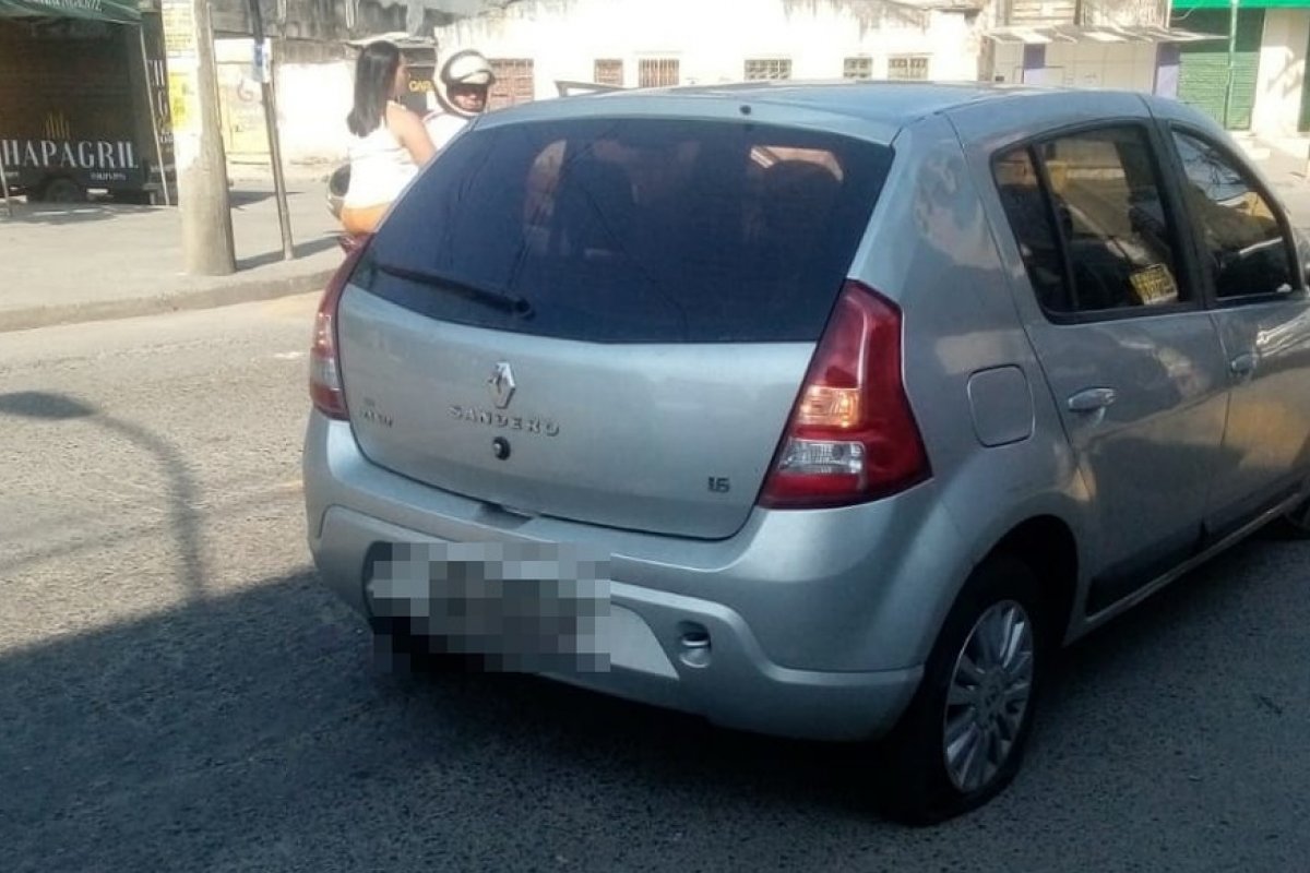 Policiais prendem homens armados com carro e celulares roubados no bairro de Periperi, em Salvador